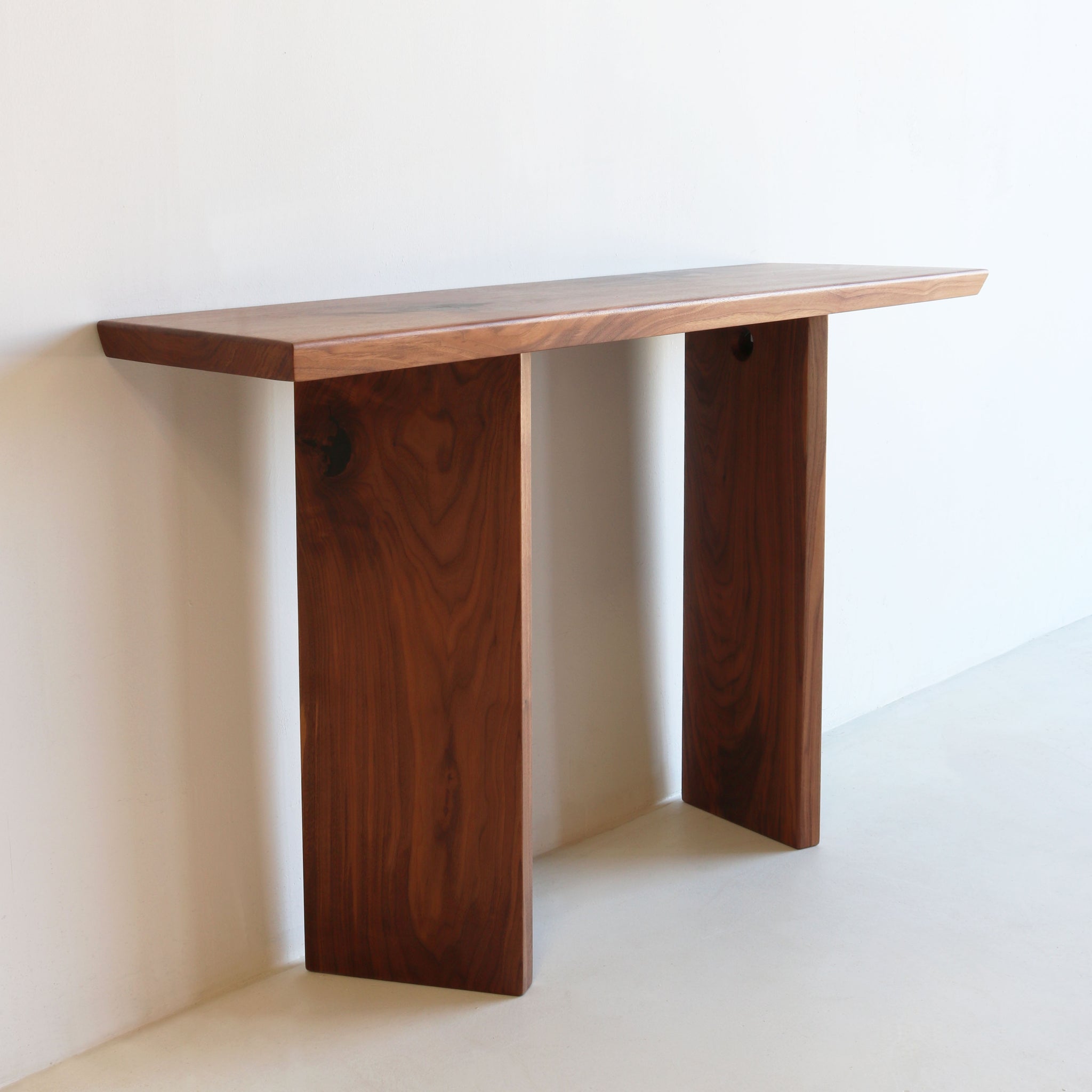 SLIGHT CONSOLE TABLE walnut | 60"