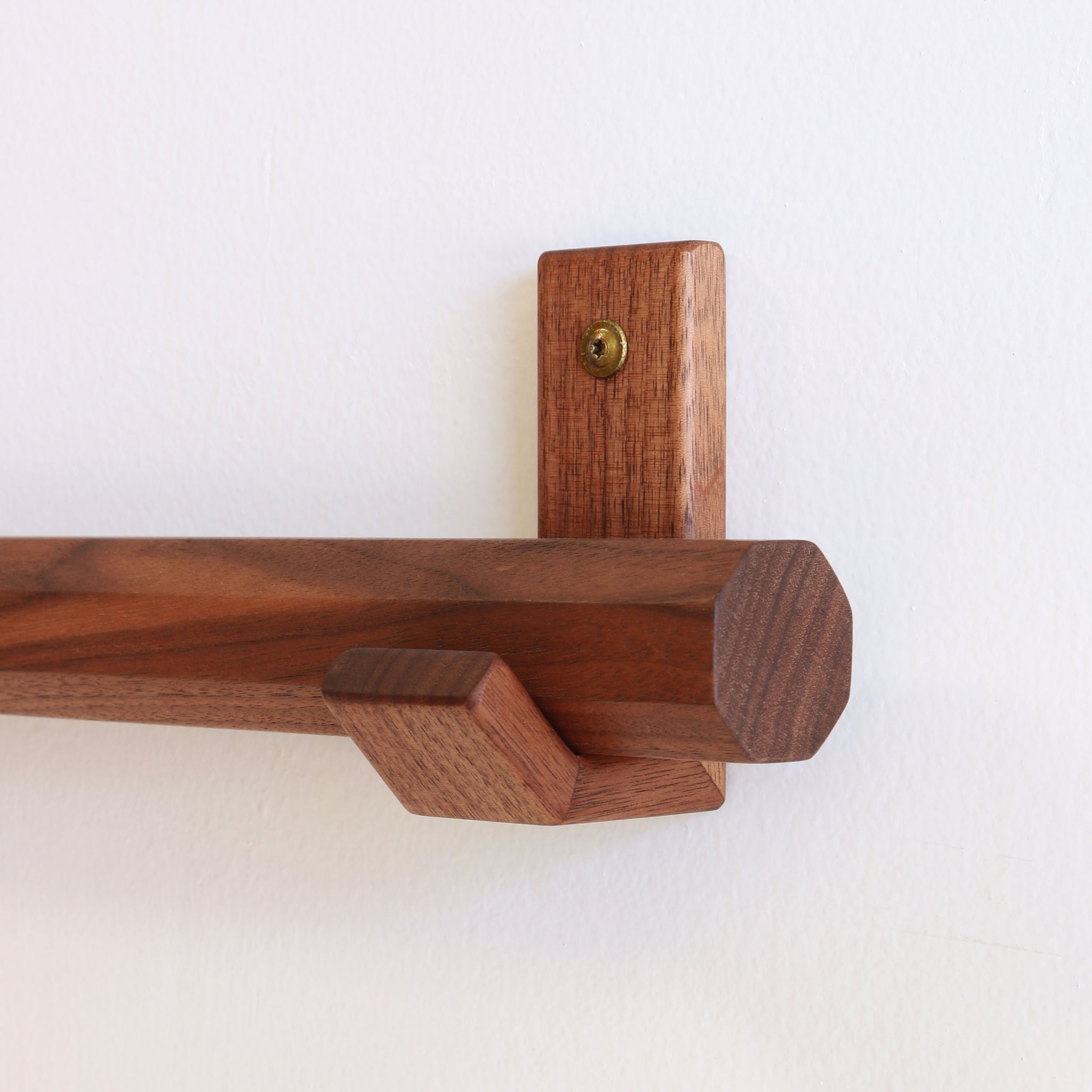 VERA DOWEL + BRACKETS walnut