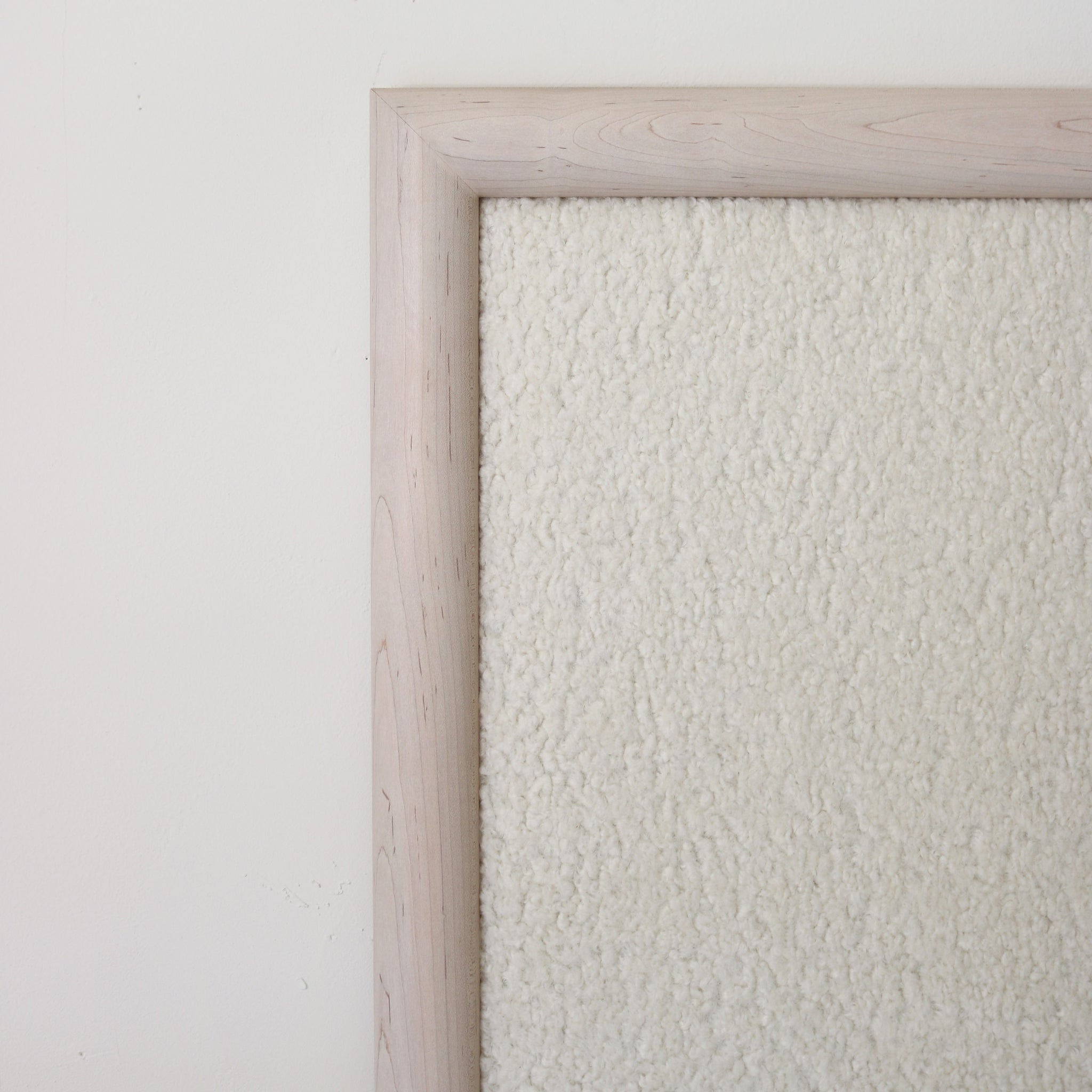 CAPSULE MOUNTED HEADBOARD maple
