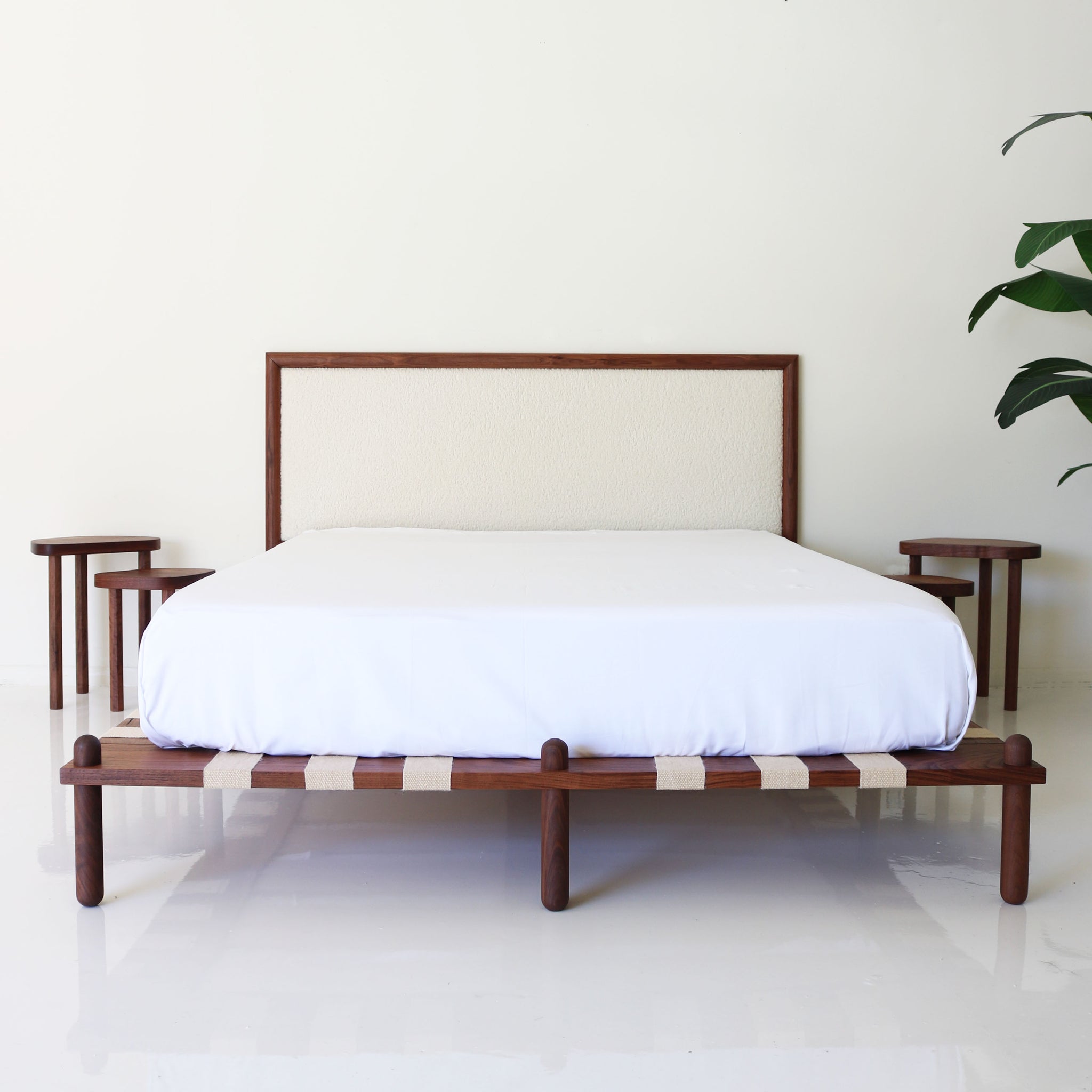CAPSULE MOUNTED HEADBOARD walnut
